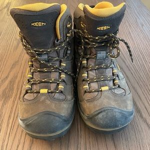 Keen women’s hiking boots sz 10.5